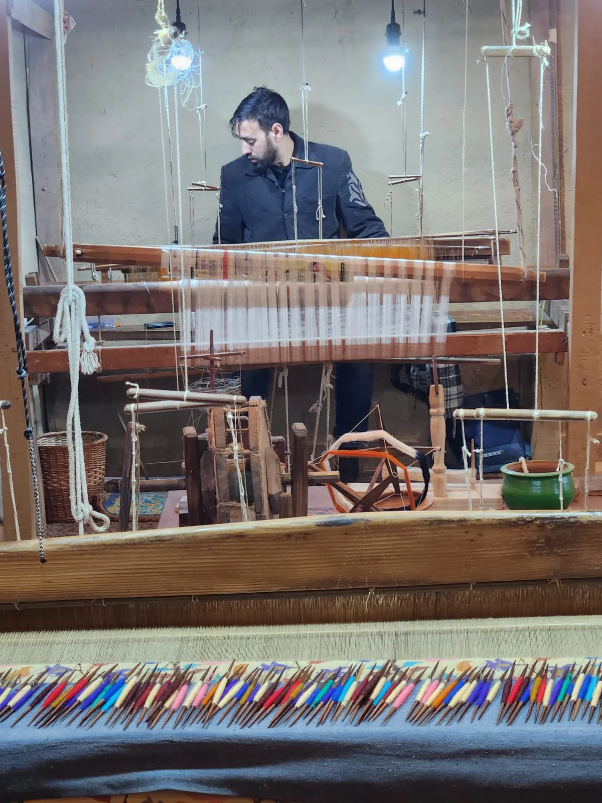 Un tejedor en un telar manual tradicional de Cachemira