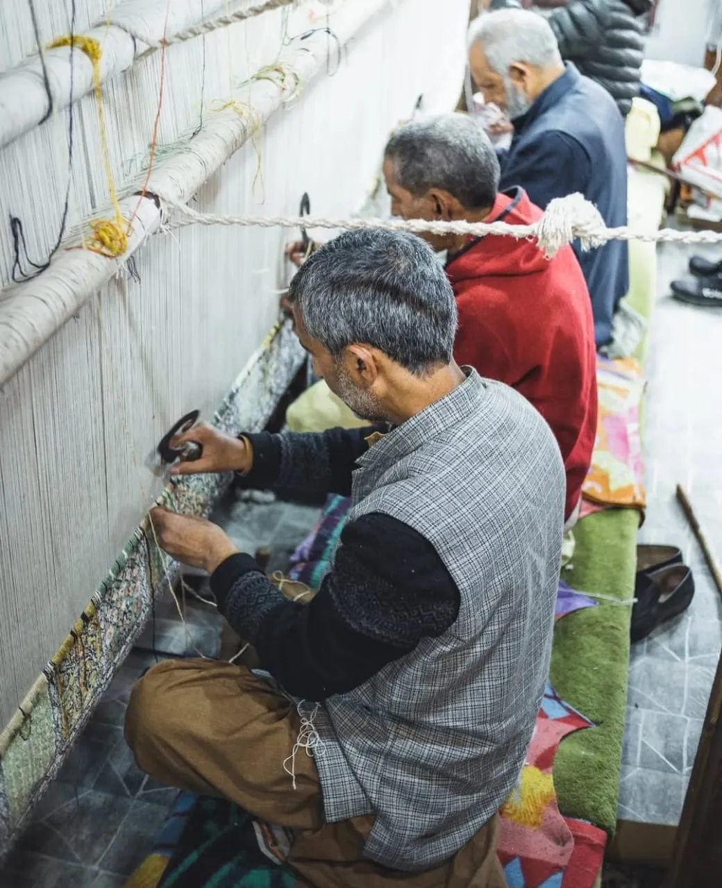 Un tejedor trabajando en el telar en Srinagar